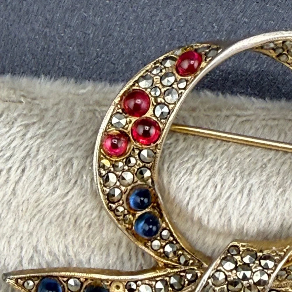 Vintage Les Bernard Inc. Rhinestone Brooch Gold Tone Bow READ‎